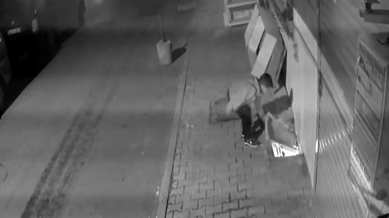 Arnavutköy’de küçük çocuğun tehlikeli oyunu kamerada
