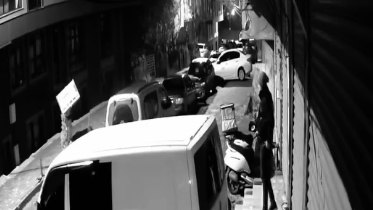 Başakşehir’de apartmandan kendi eşyasını alıyormuş gibi yapan hırsız kamerada
