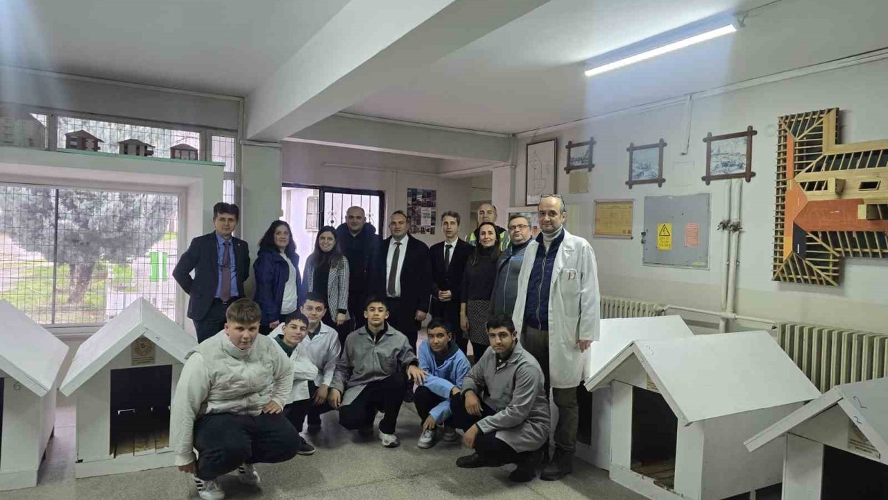 Meslek liselilerden sokak hayvanlarına kulübe desteği
