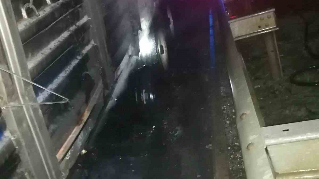 Seyir halindeki çekici alev aldı
