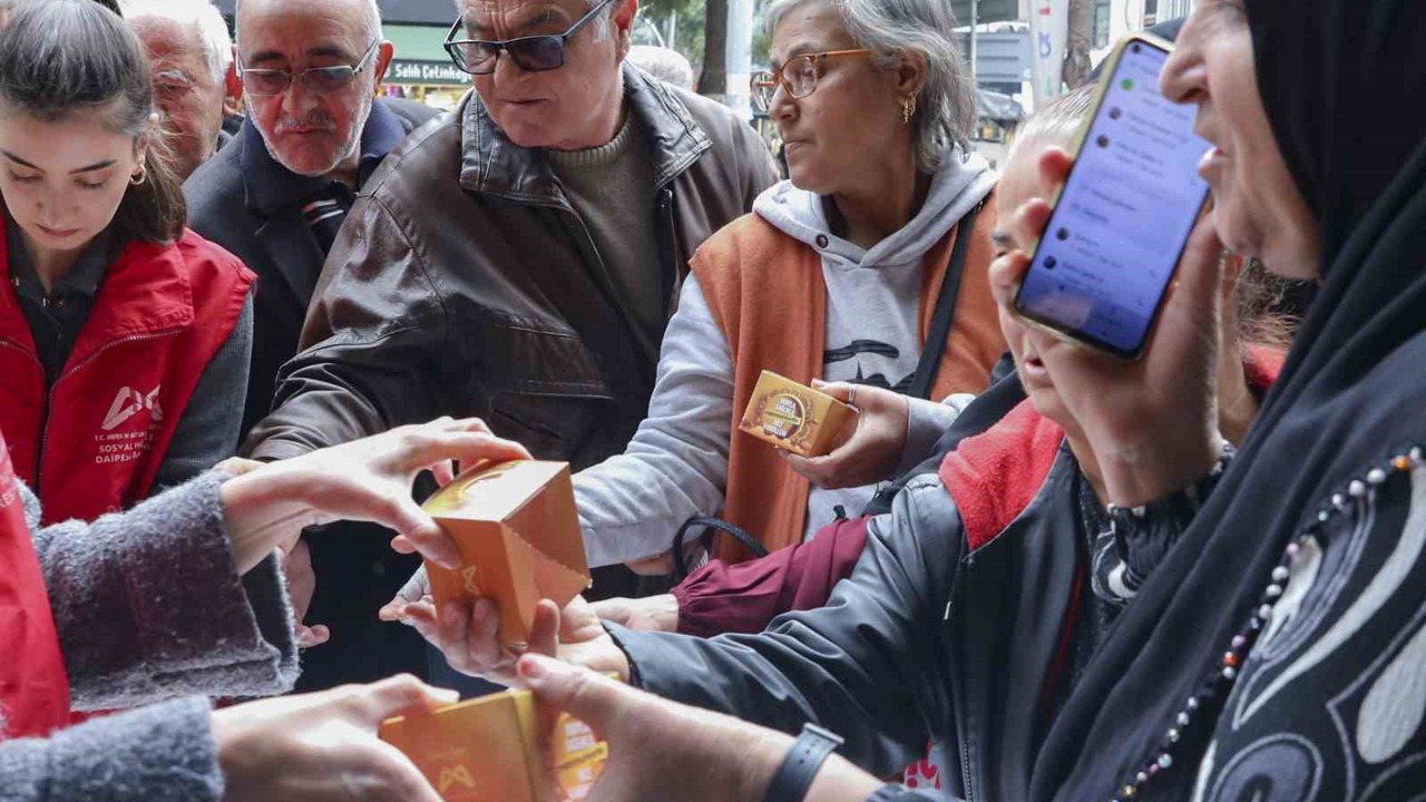 Mersin’de Regaip Kandilinde 15 bin kandil simidi dağıtıldı
