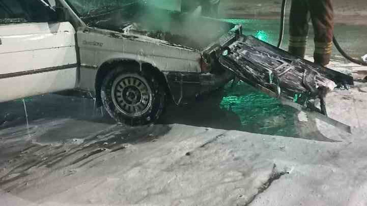 Seyir halindeki otomobil alevlere teslim oldu
