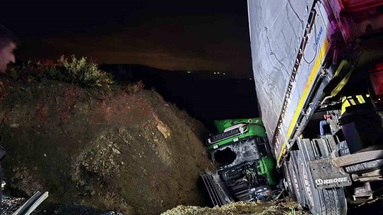 Manavgat’ta şarampole devrilen tırın sürücüsü ağır yaralandı
