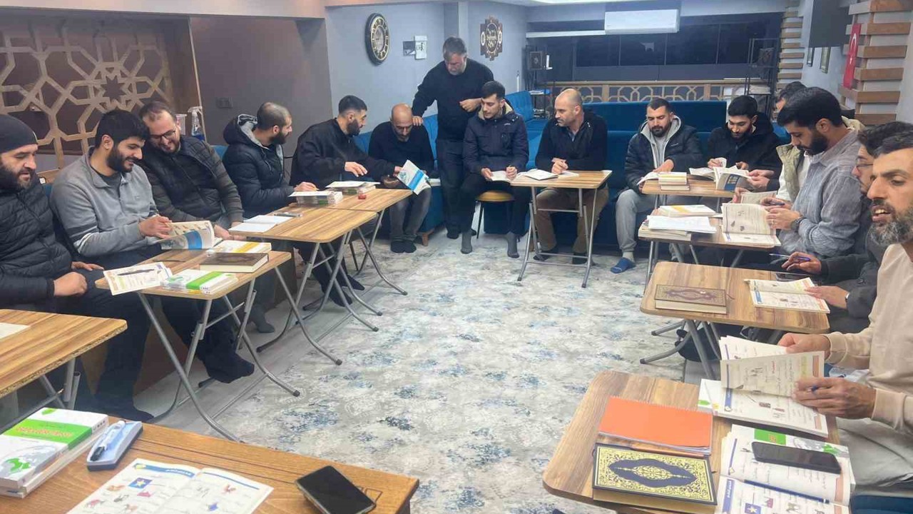 Salihli’de gençlerin Arapça öğrenme merakı kursa dönüştü
