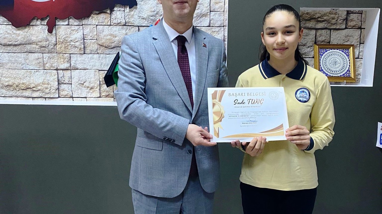 Hisarcık’ta şiir yarışmasında il birincisi olan öğrenci ödüllendirildi
