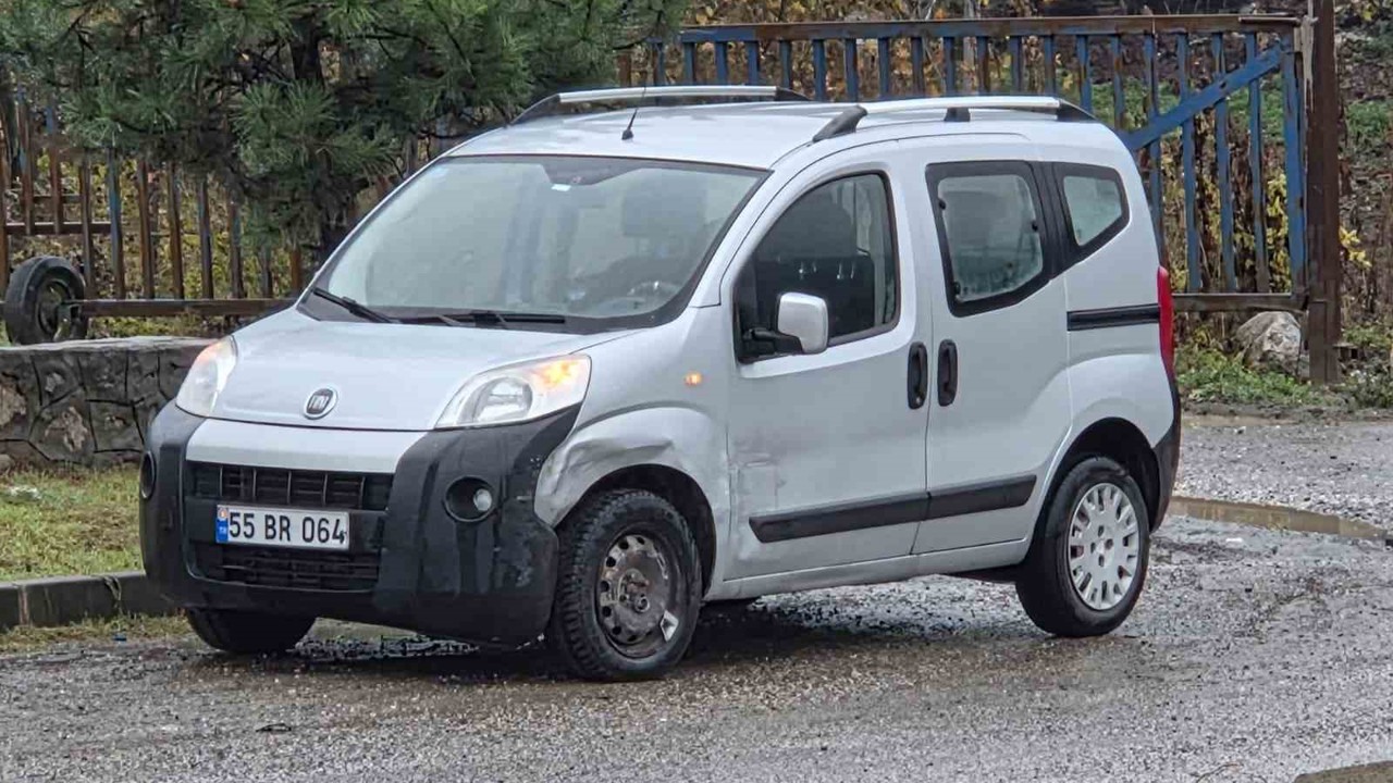 Otomobil ile hafif ticari araç çarpıştı: 2 yaralı
