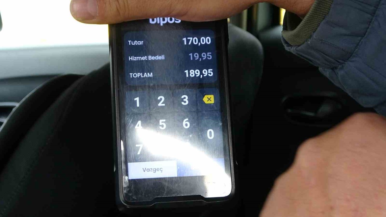 Kadın yolcu ile taksicinin hizmet bedeli tartışması: "Haram olsun" diyerek araçtan indi
