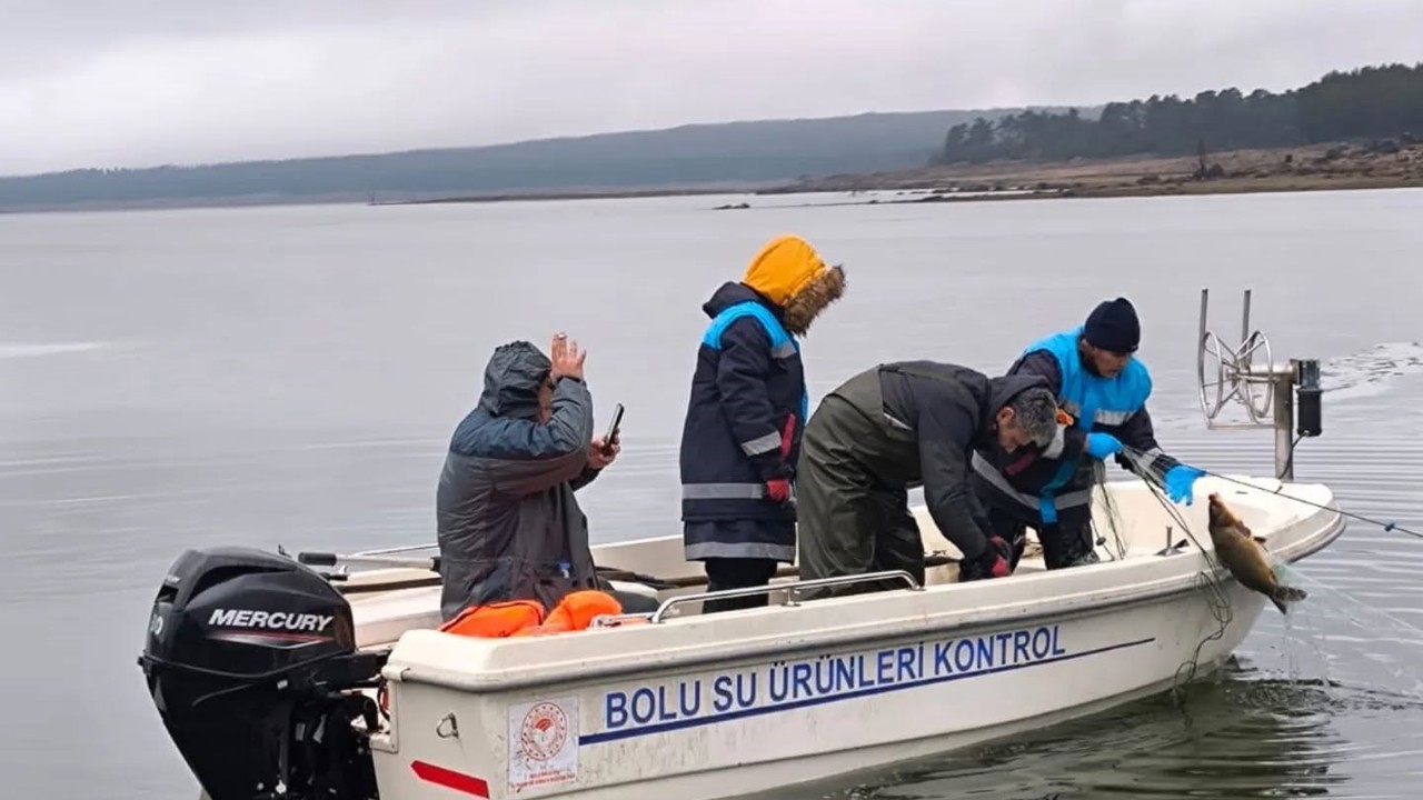 Bolu’da gölün ortasında 500 metrelik kaçak ağ ele geçirildi
