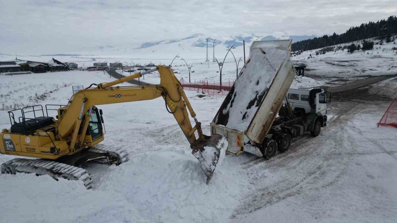 Sarıkamış’ta asker heykellerin yapımı için kar taşınıyor
