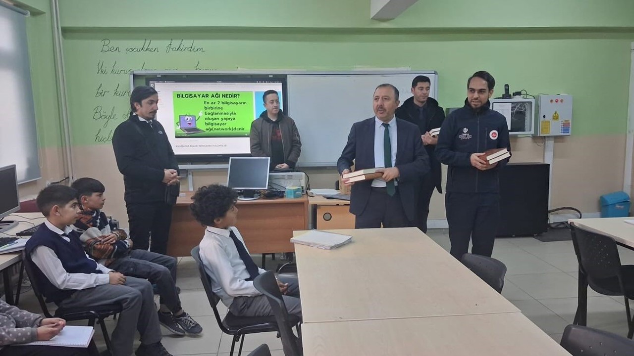 Öğrencilere Kur’an-ı Kerim hediye edildi
