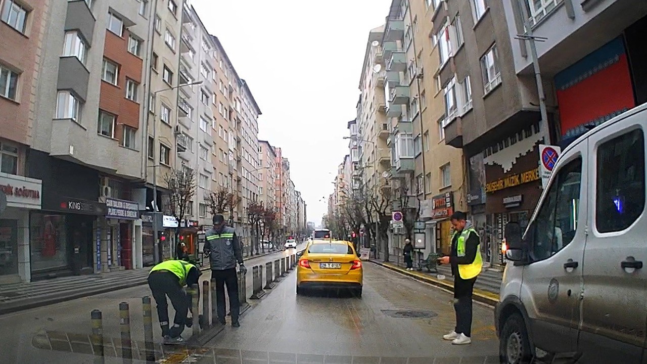 Çakılmasıyla tepki çeken dubalar belediye tarafından söküldü
