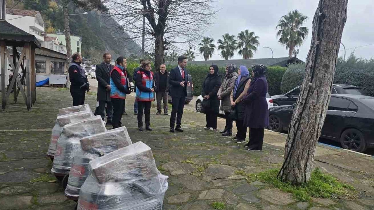 Ayancık’ta kadın üreticilere makine desteği
