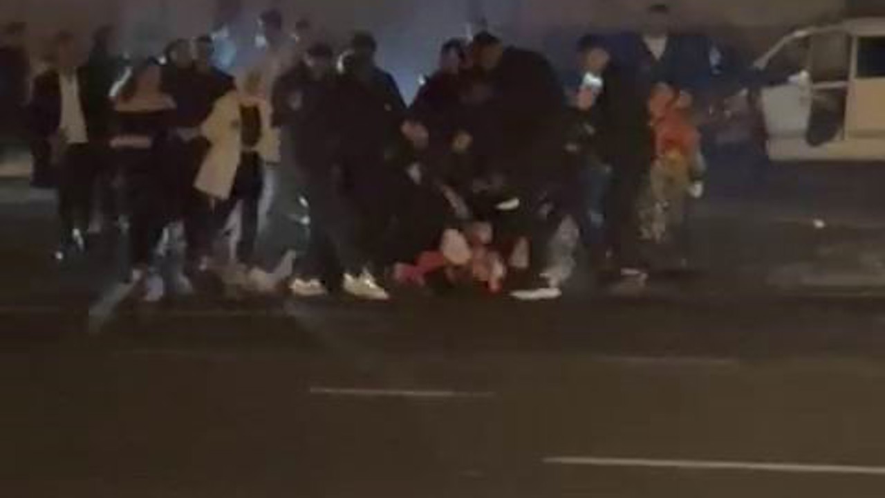 Diyarbakır’da düğün sonrası kavga: Damat, yerde yatan şahsa siper oldu
