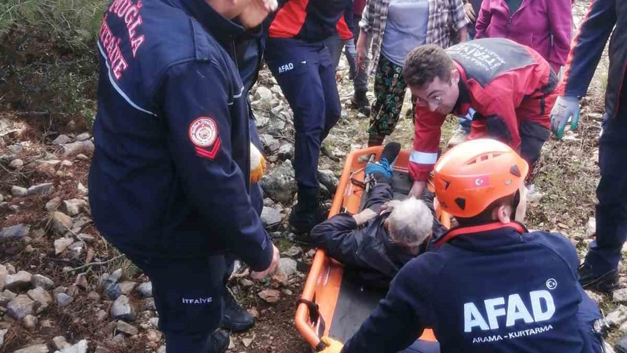 Hayvan otlatırken kayalıklardan düştü
