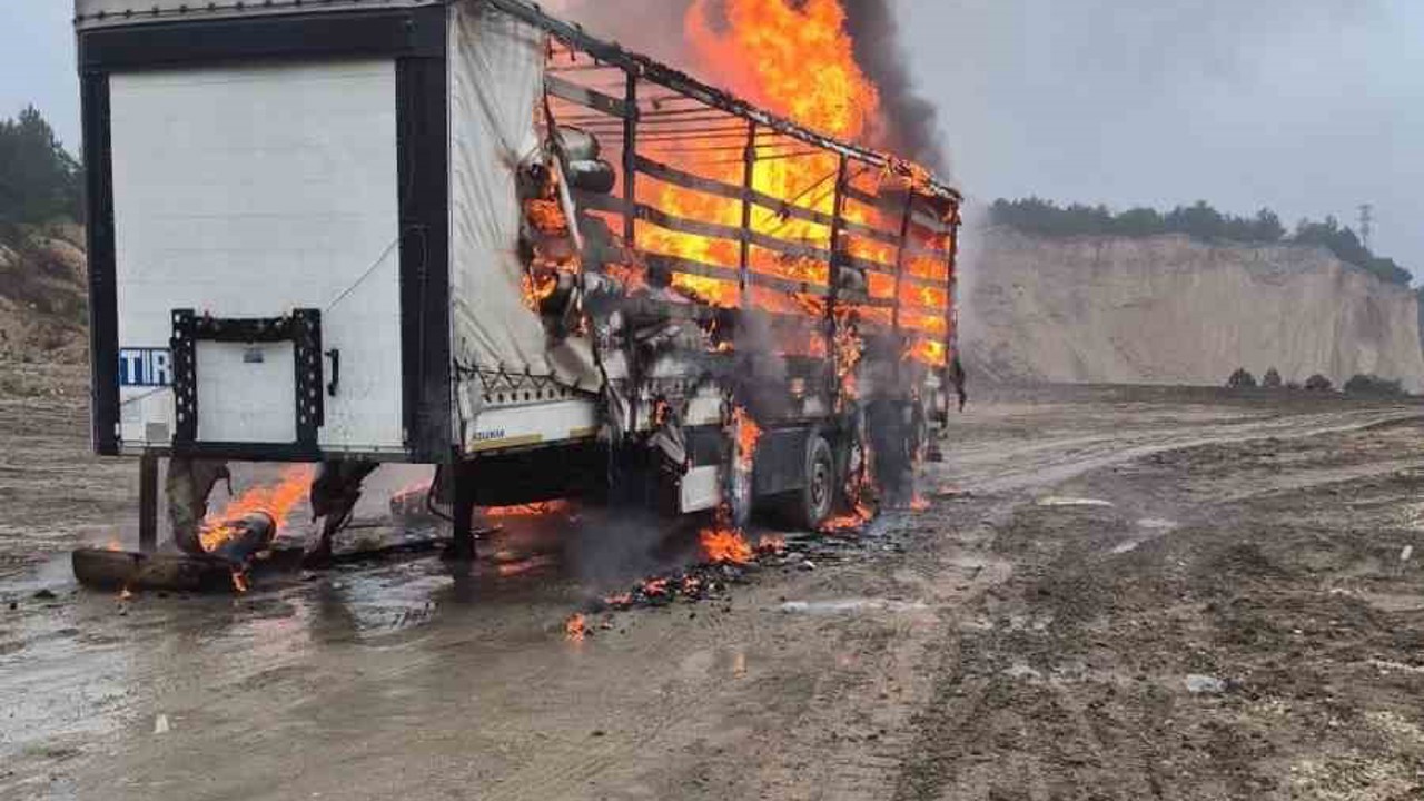 Bolu’da kağıt yüklü dorse alev topuna döndü
