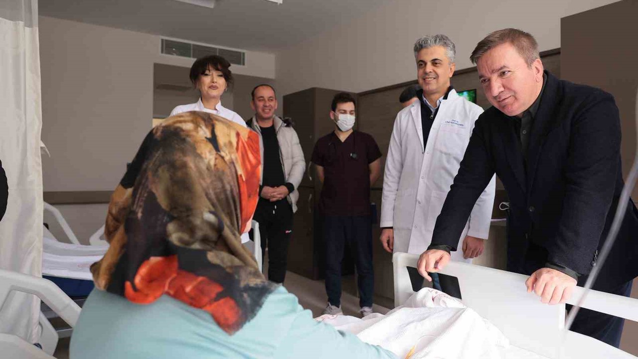 Vali Aydoğdu hastanede tedavi gören hastaları ziyaret etti
