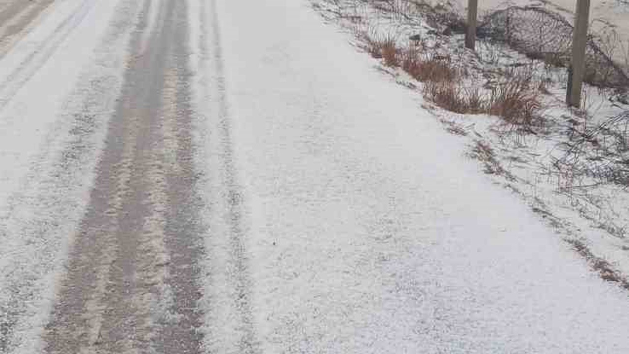Adana’da dolu yağdı, yollar ve tarlalar beyaza büründü
