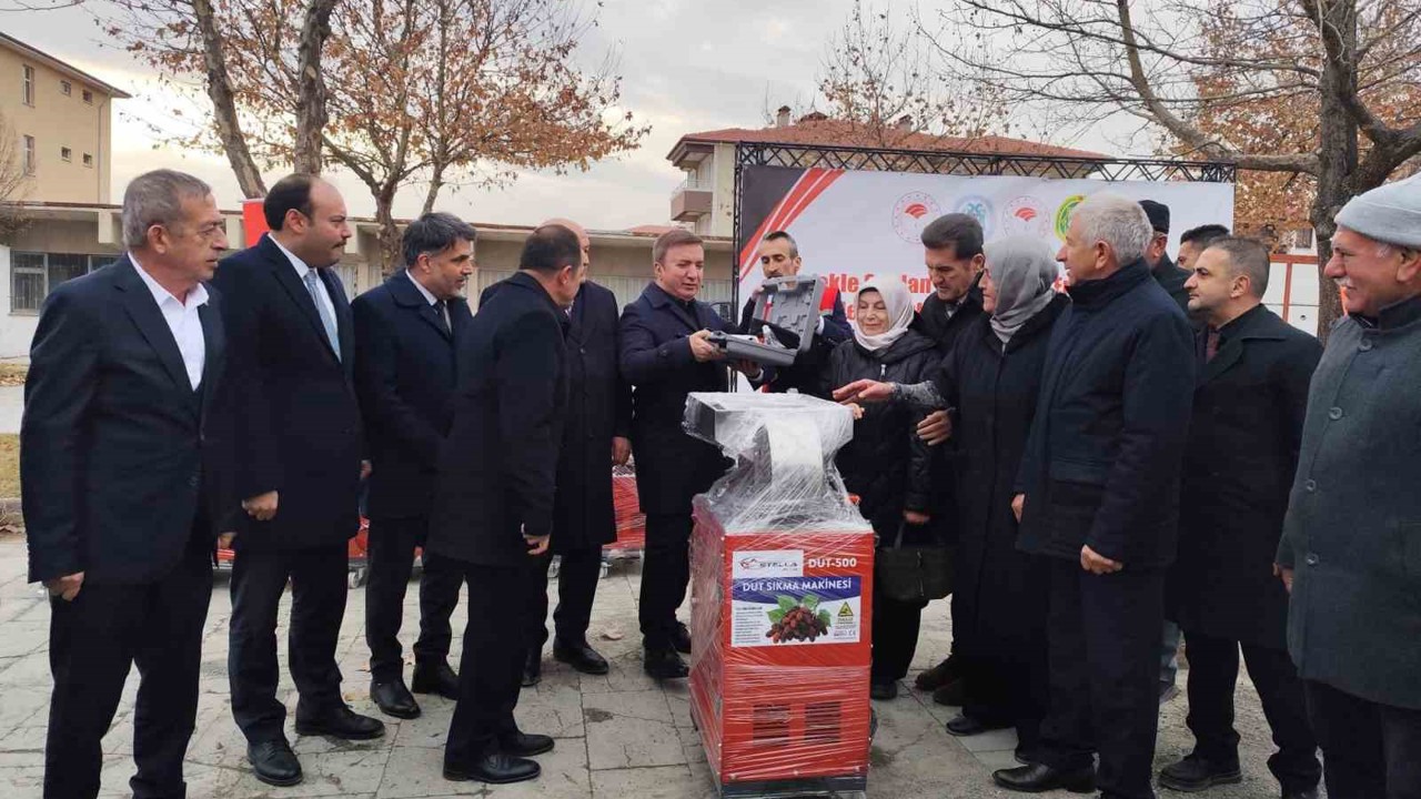 Erzincan’da üreticiye destek: Dut sıkma ve koyun kırkım makinası dağıtıldı
