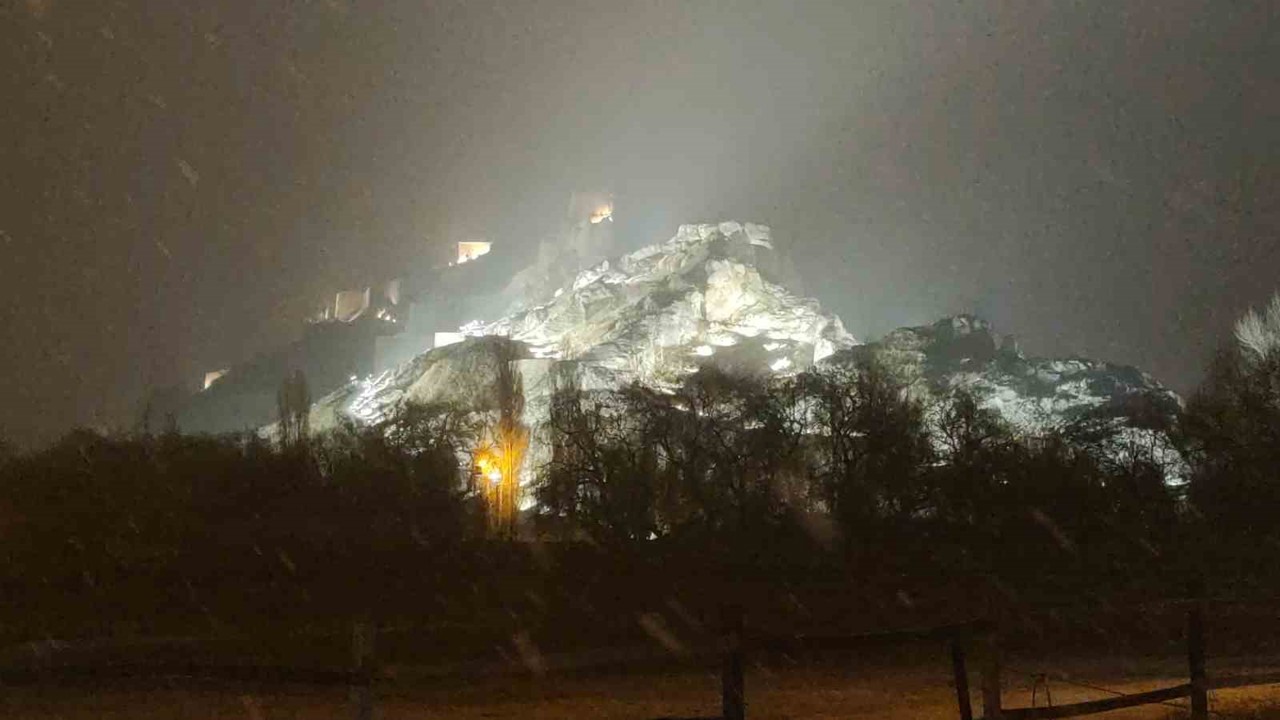 Van’da beklenen kar geldi: Kent merkezi beyaza büründü
