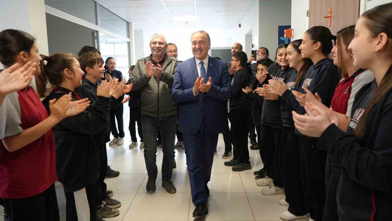 Emekli olan okul müdürünü öğrencileri alkışlarla uğurladı: Gözyaşlarına hakim olamadı
