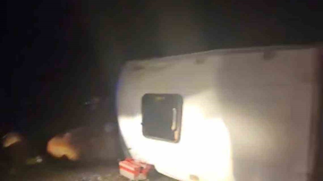 İnşaat işçilerini taşıyan minibüs devrildi: 16 yaralı
