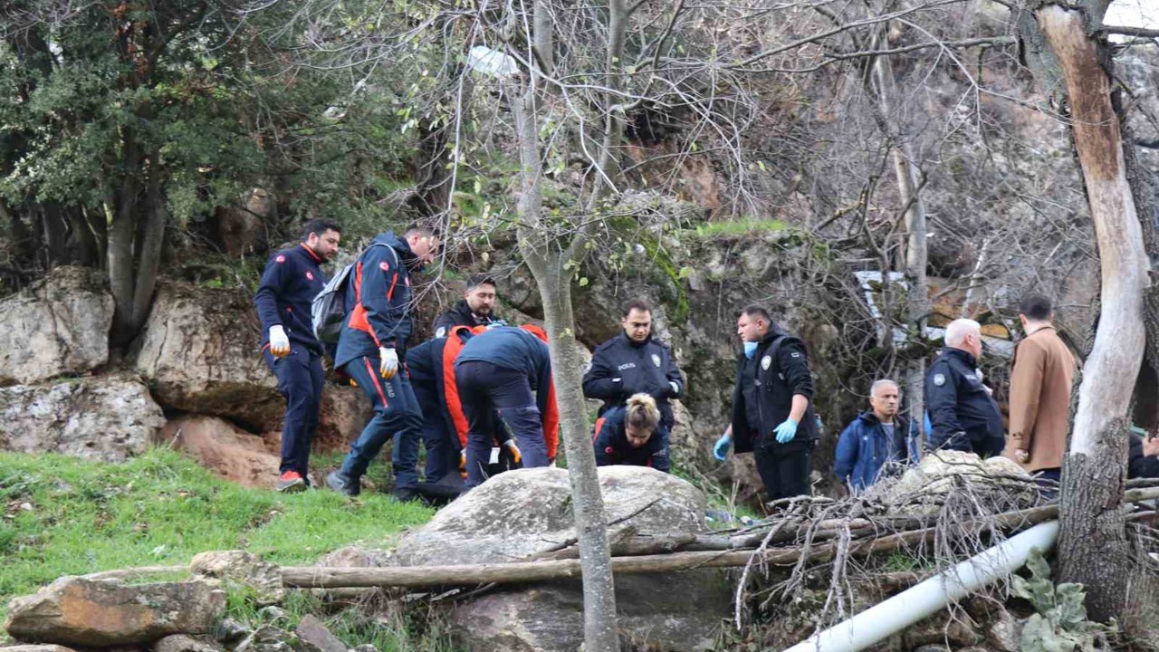 Kayıp Alzheimer hastası yaşlı adam dere kenarında ölü bulundu
