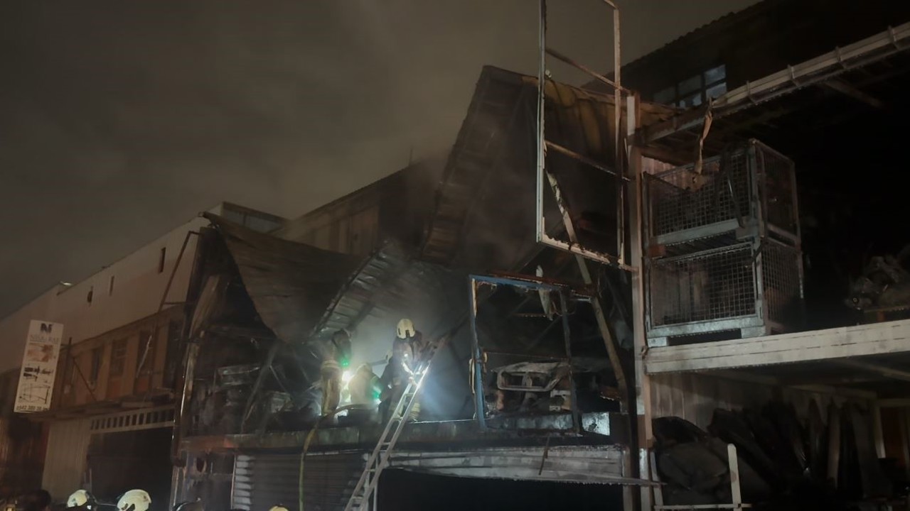 Başakşehir Atatürk Oto Sanayi Sitesi’nde korkutan yangın
