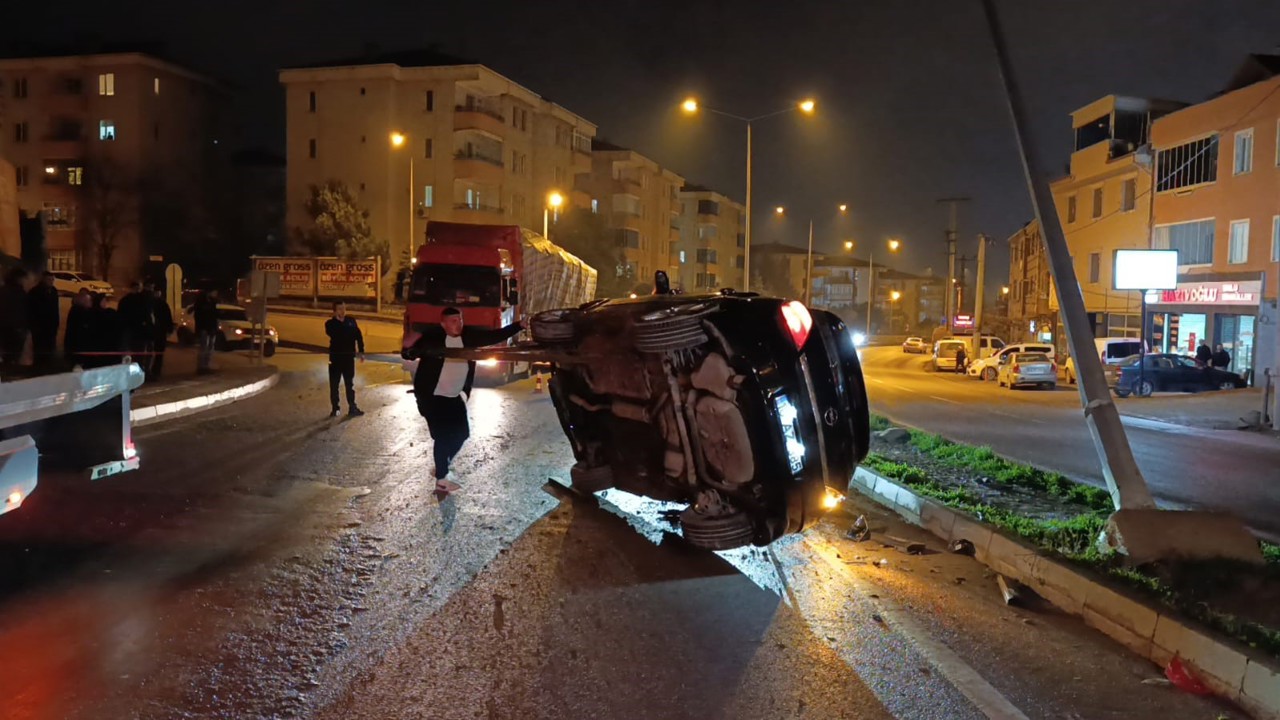 Kontrolden çıkan otomobil önce takla attı sonra direğe çaptı: 3 kişi yaralandı
