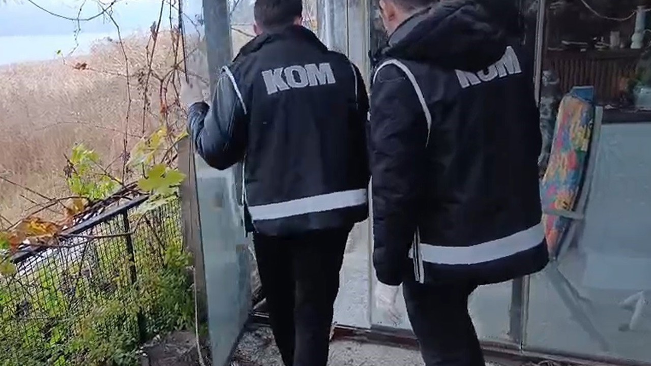 Evini alkol imalathanesine çevirmiş
