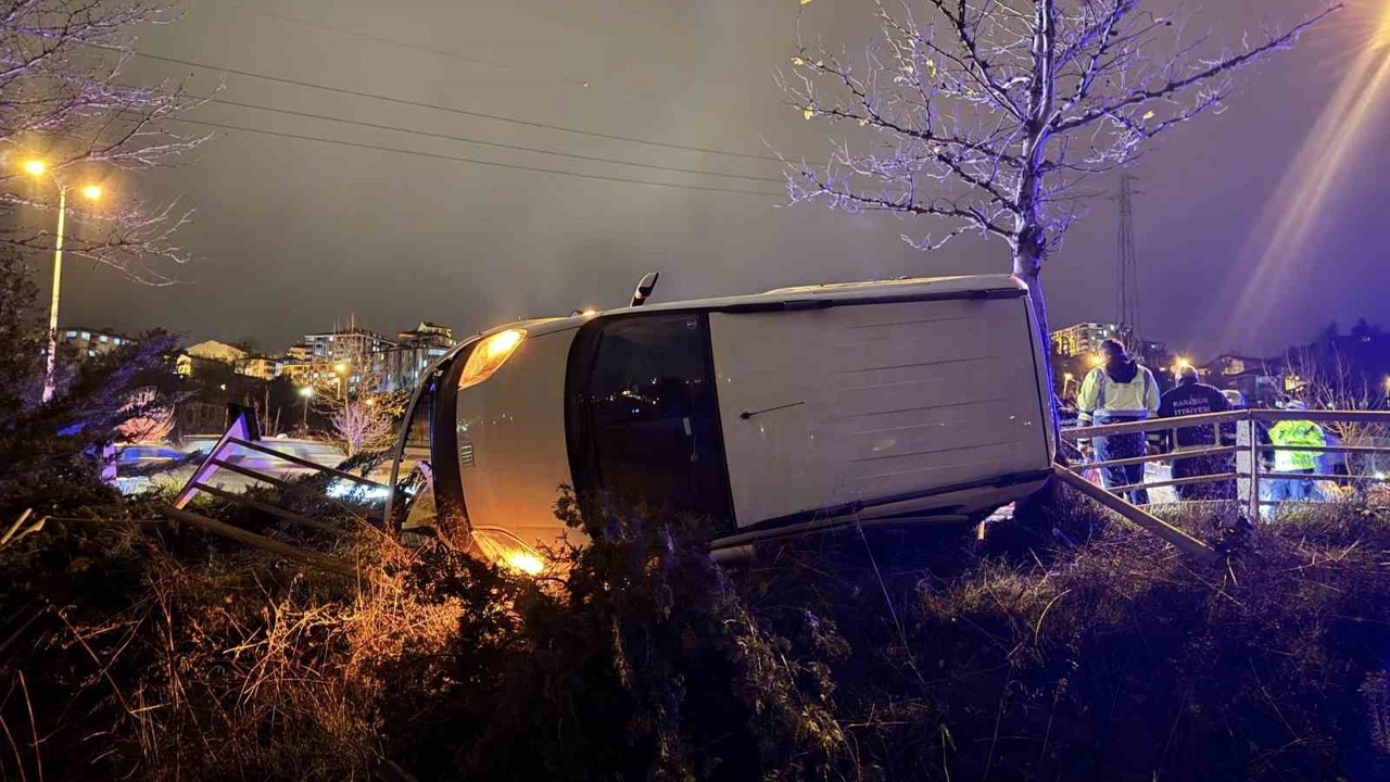 Otomobil ile hafif ticari araç çarpıştı: 3 yaralı
