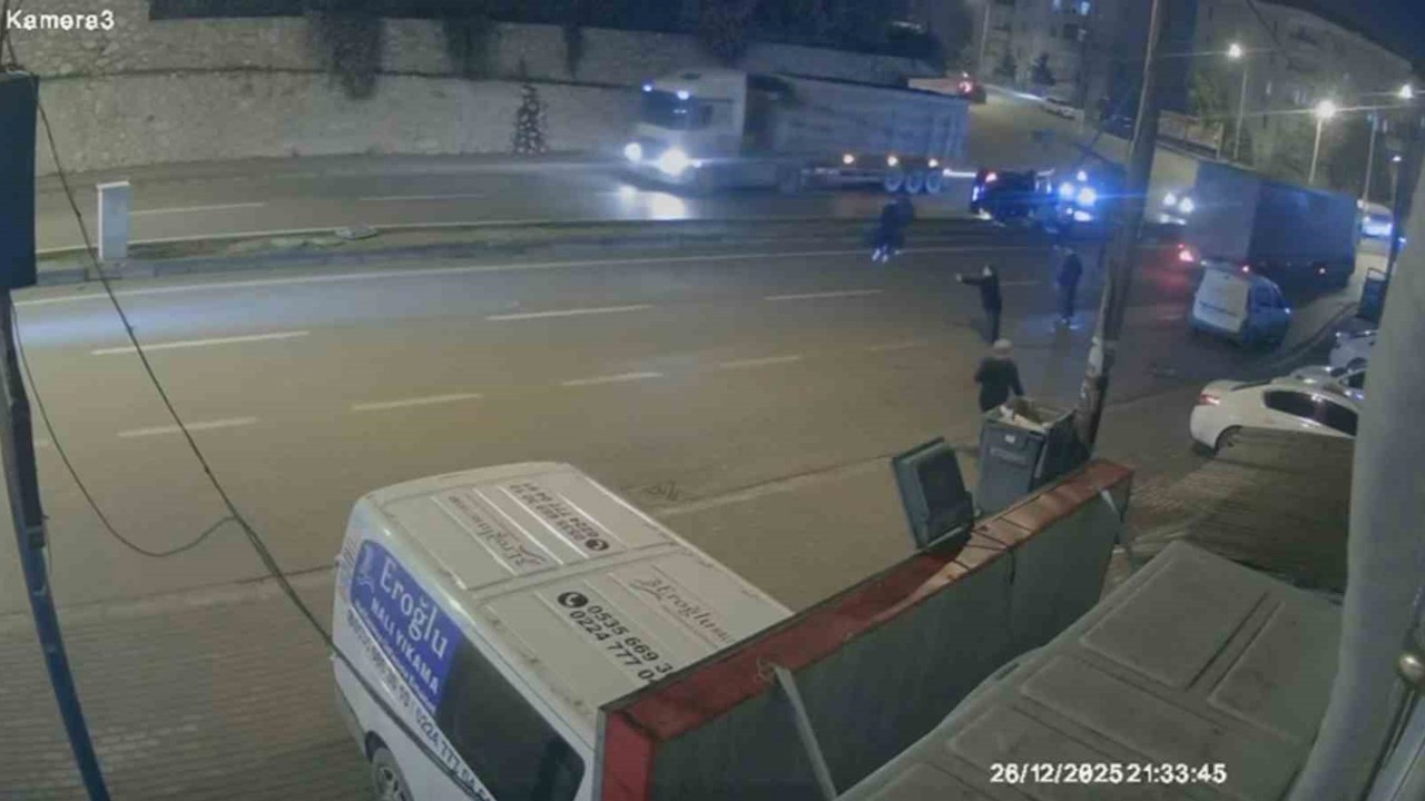 Takla atıp direğe çarpan otomobilin kaza anı kamerada: 3 yaralı
