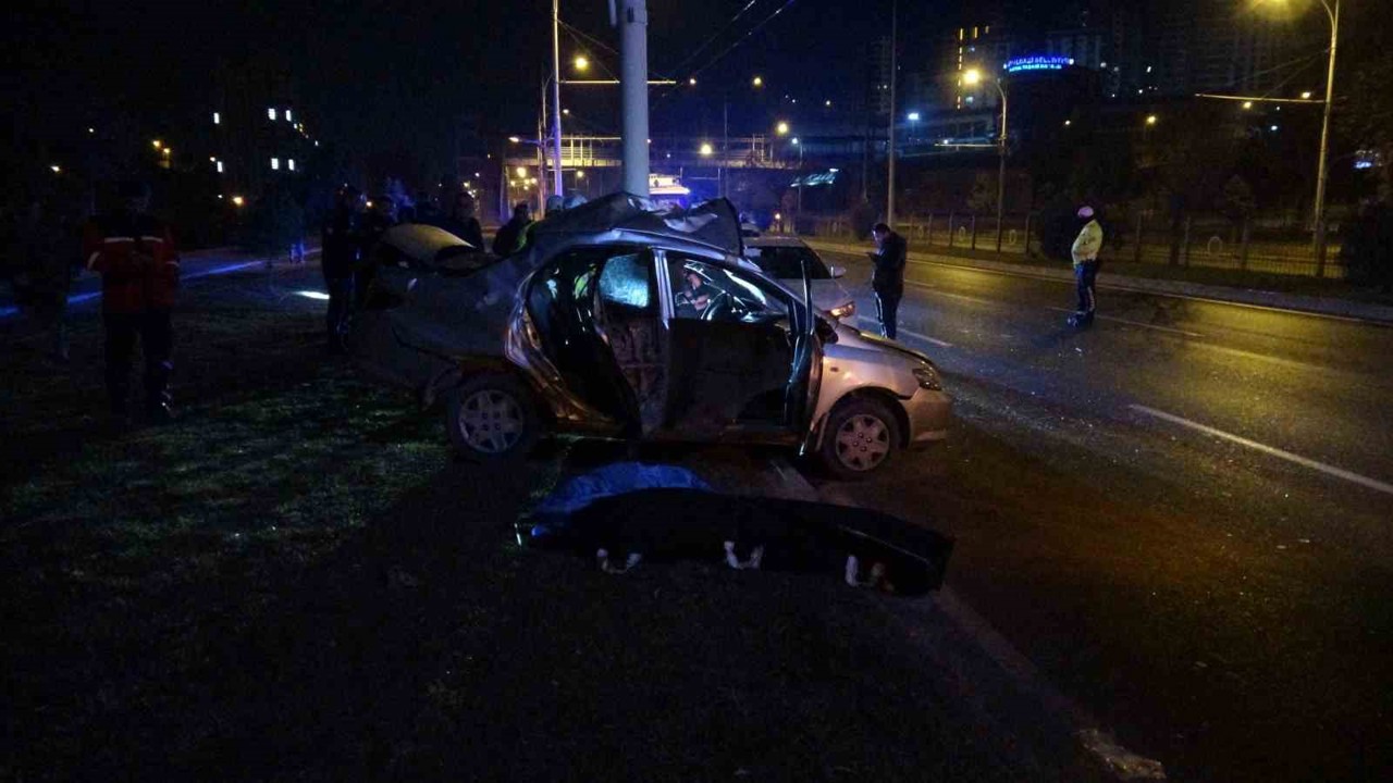 Malatya’da kontrolden çıkan araç trambüs direğine çarptı: 1 ölü 1 ağır yaralı
