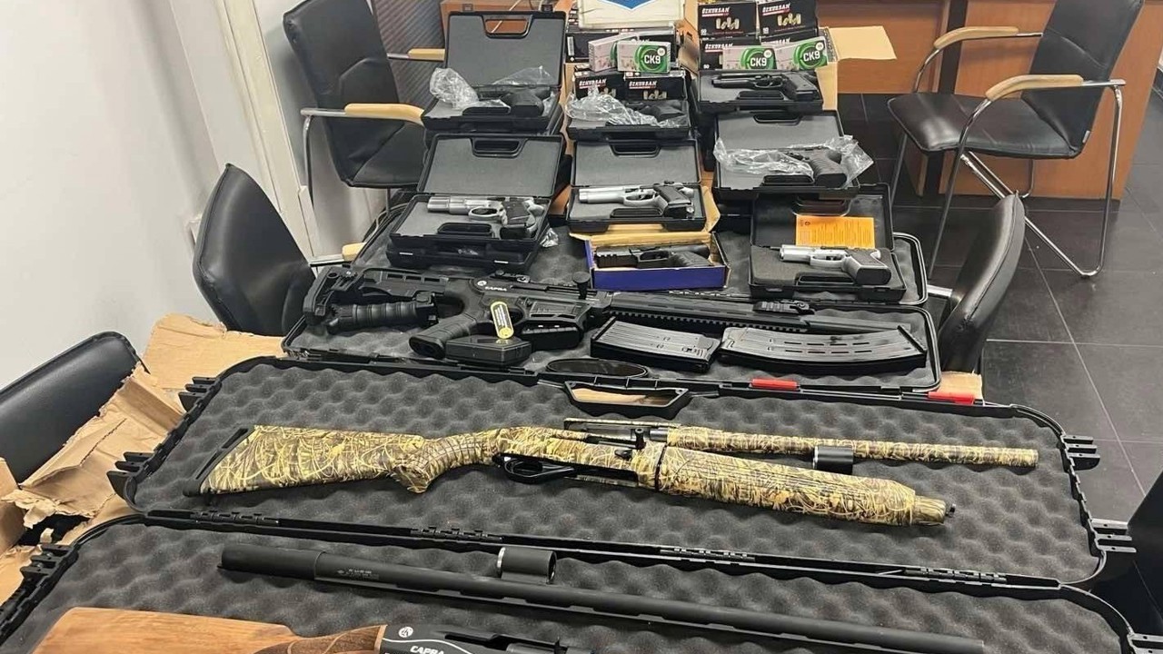 Sınırda çok sayıda kaçak silah ve mermi yakalandı
