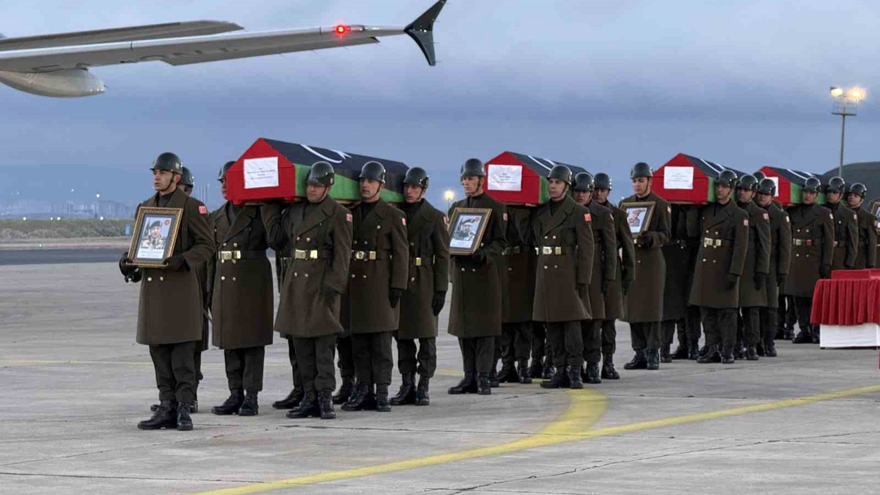 Ankara’da uçak kazasında hayatını kaybeden Libyalı askerler resmi törenle ülkelerine uğurlandı
