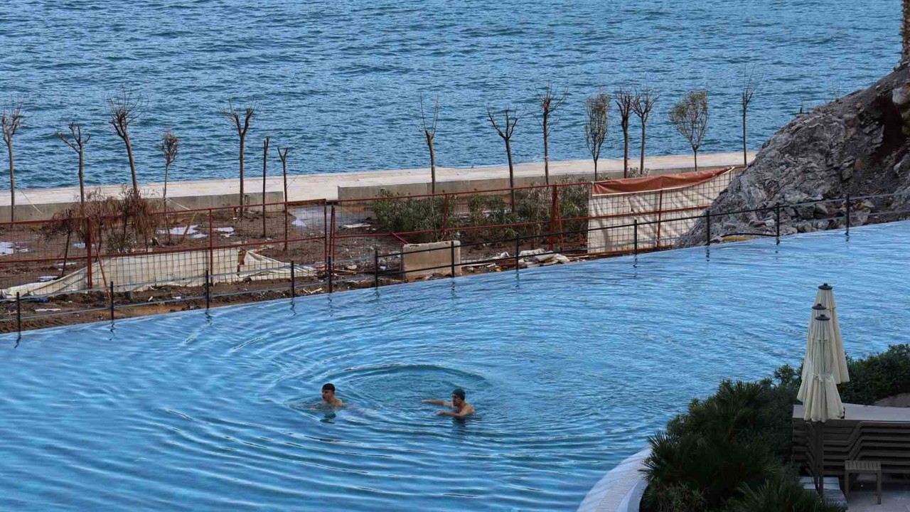 Kış ortasında havuz keyfi
