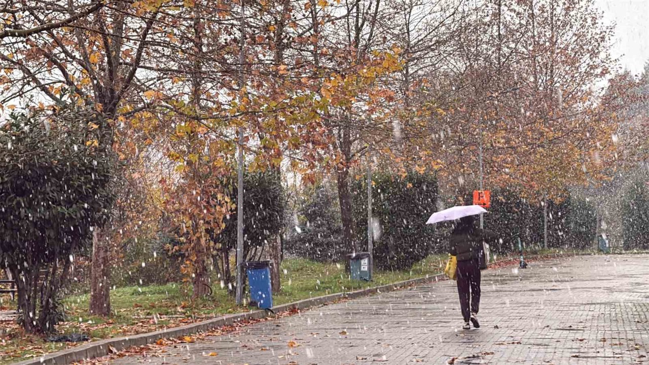 Lapa lapa yağdı, aniden bitti: Kampüste kar sadece 5 dakika sürdü
