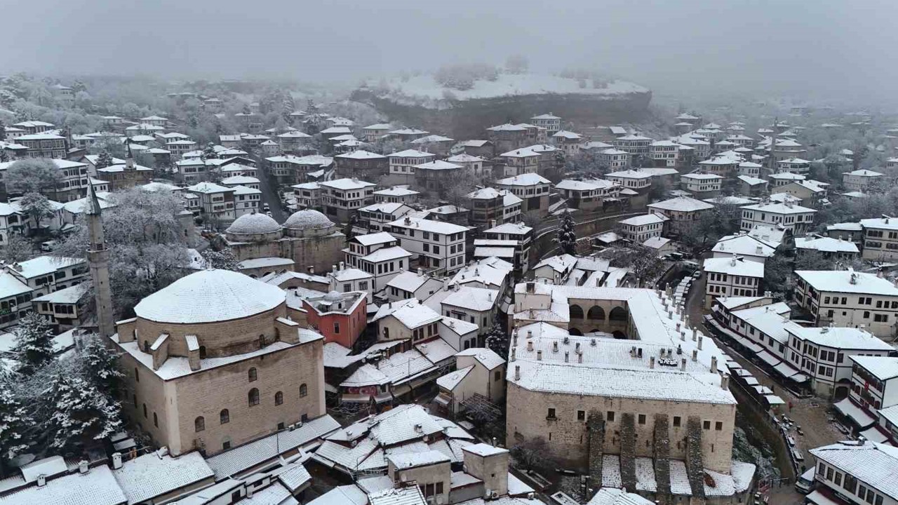 Osmanlı kenti Safranbolu’nun tarihi konakları beyaz örtüyle kaplandı
