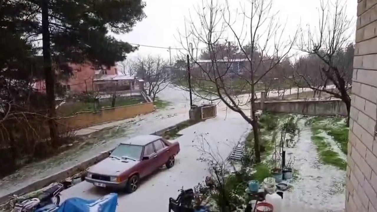 Dolu yağışı beyaza bürüdü
