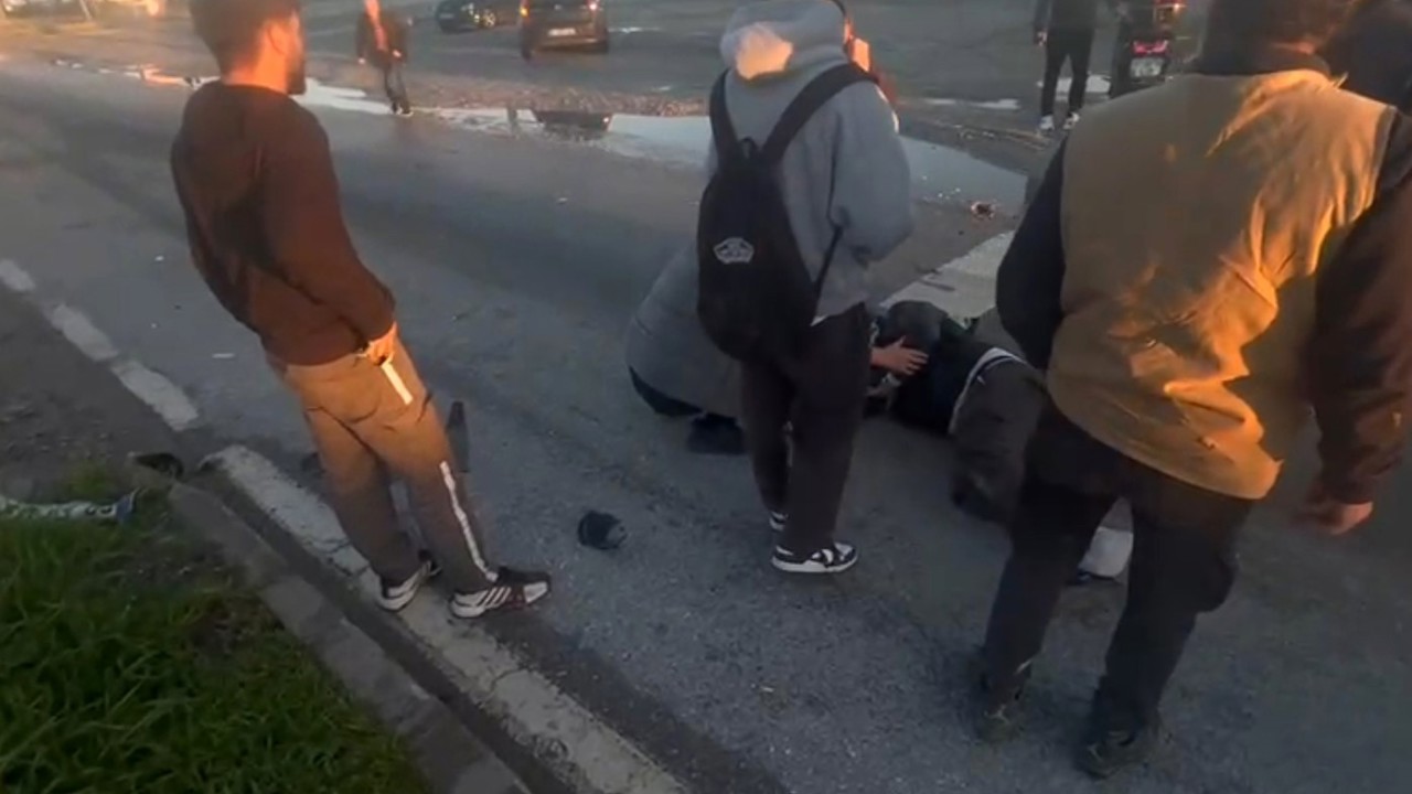 Otomobille çarpışan motosikletli metrelerce havaya savruldu
