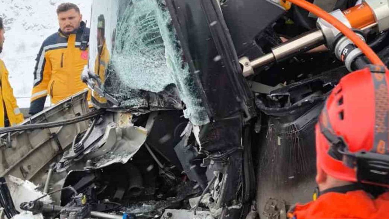 Erzincan’da yolcu otobüsü tıra çarptı: 3 yaralı
