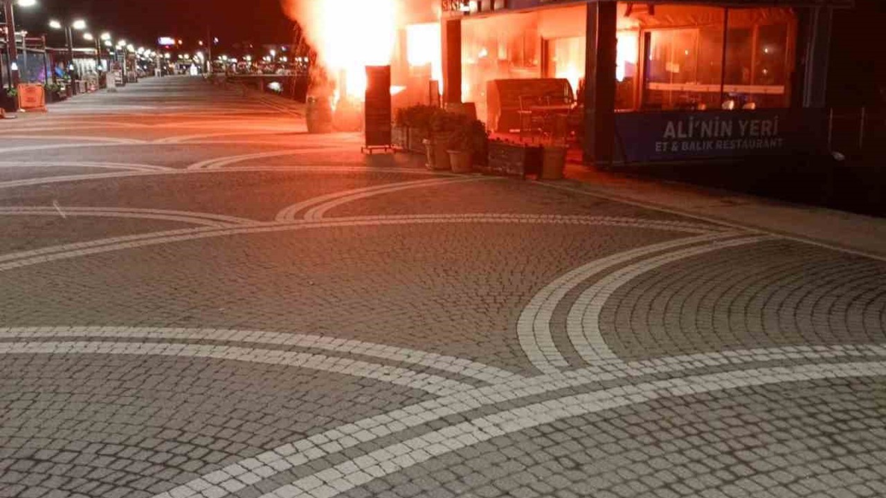 Edremit’te iş yerinde çıkan yangın itfaiye ekiplerince söndürüldü
