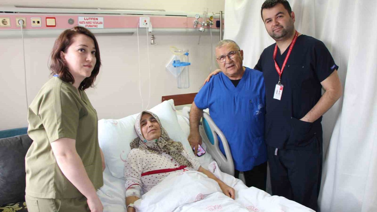 60 yaşındaki kadının şişen karnından 6 kiloluk kitle çıkarıldı
