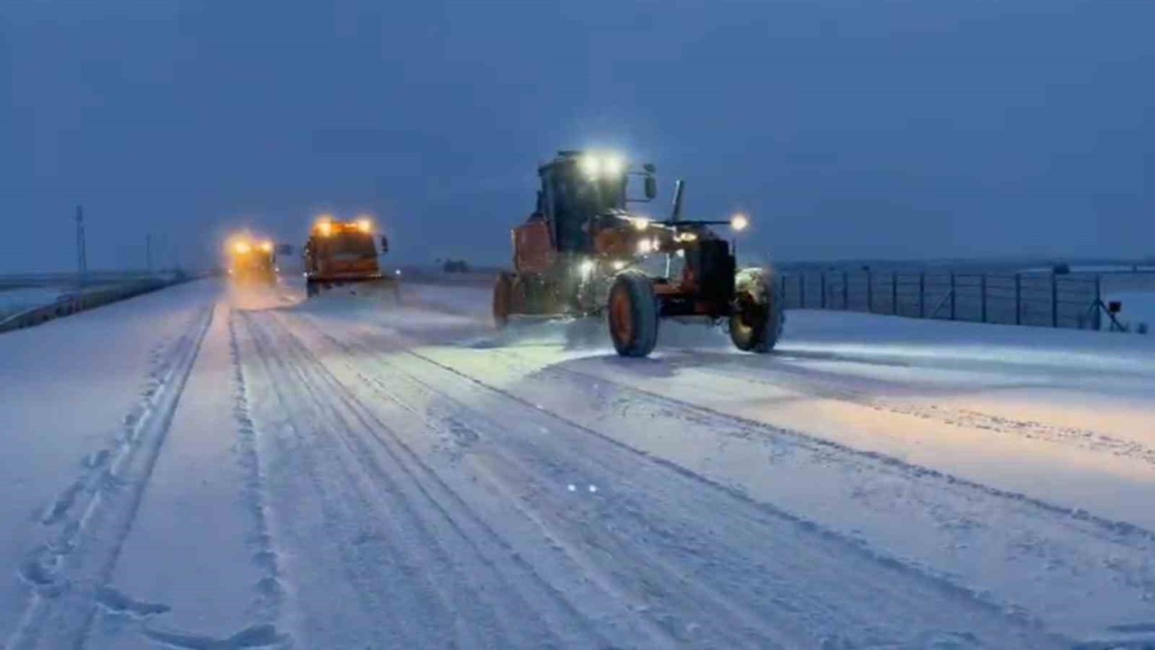 Aşkale’de sabahın ilk ışıklarıyla karla mücadele çalışması
