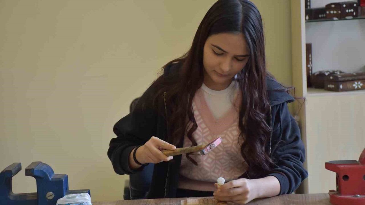 Sedef kakma sanatı kadın hüneriyle buluştu
