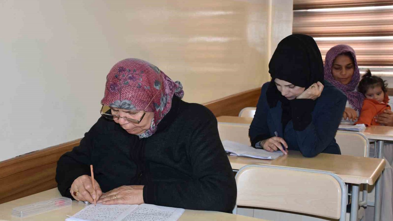 Yanlış otobüse binmemek için 65 yaşında okuma-yazma öğrendi
