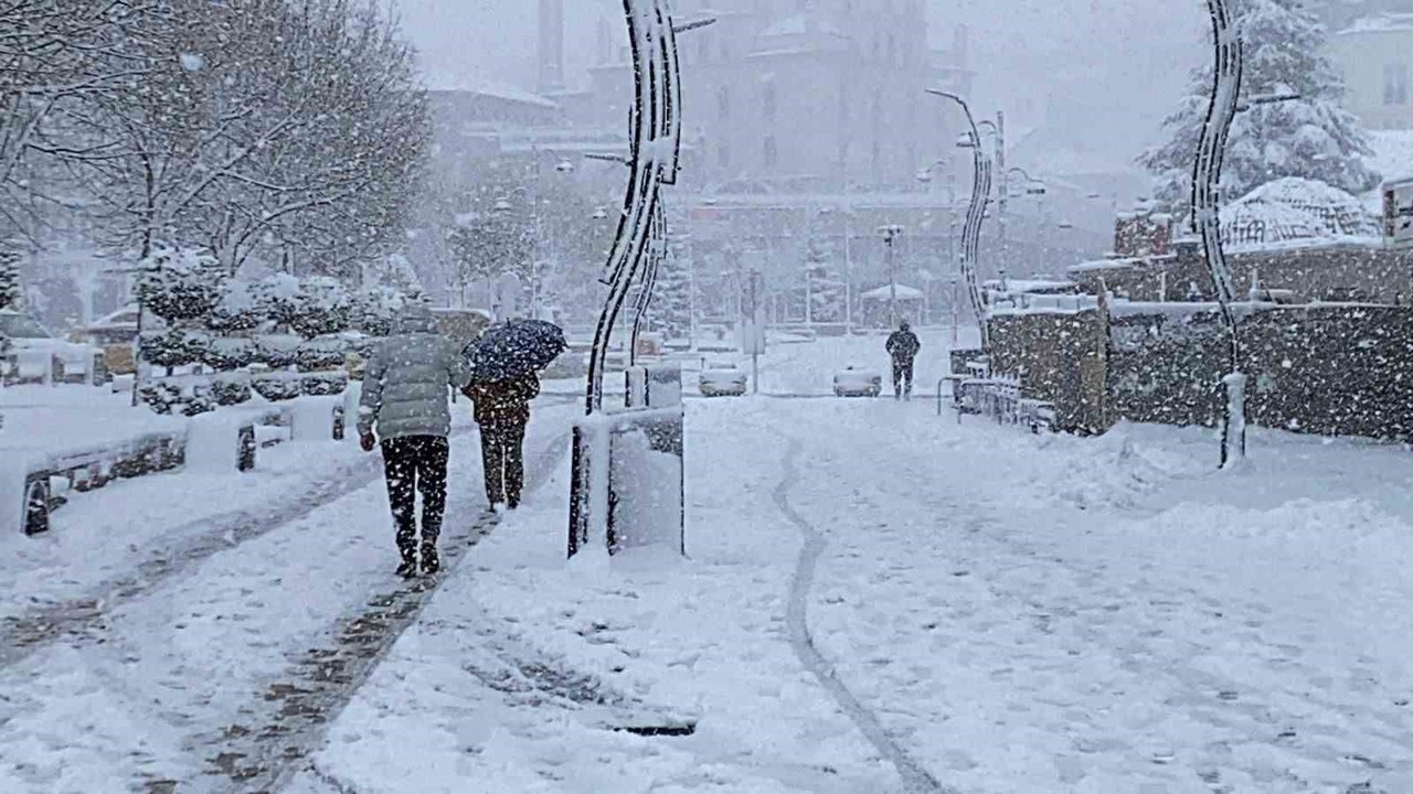 Bolu’da mevsimin ilk kar yağışıyla kent beyaza büründü
