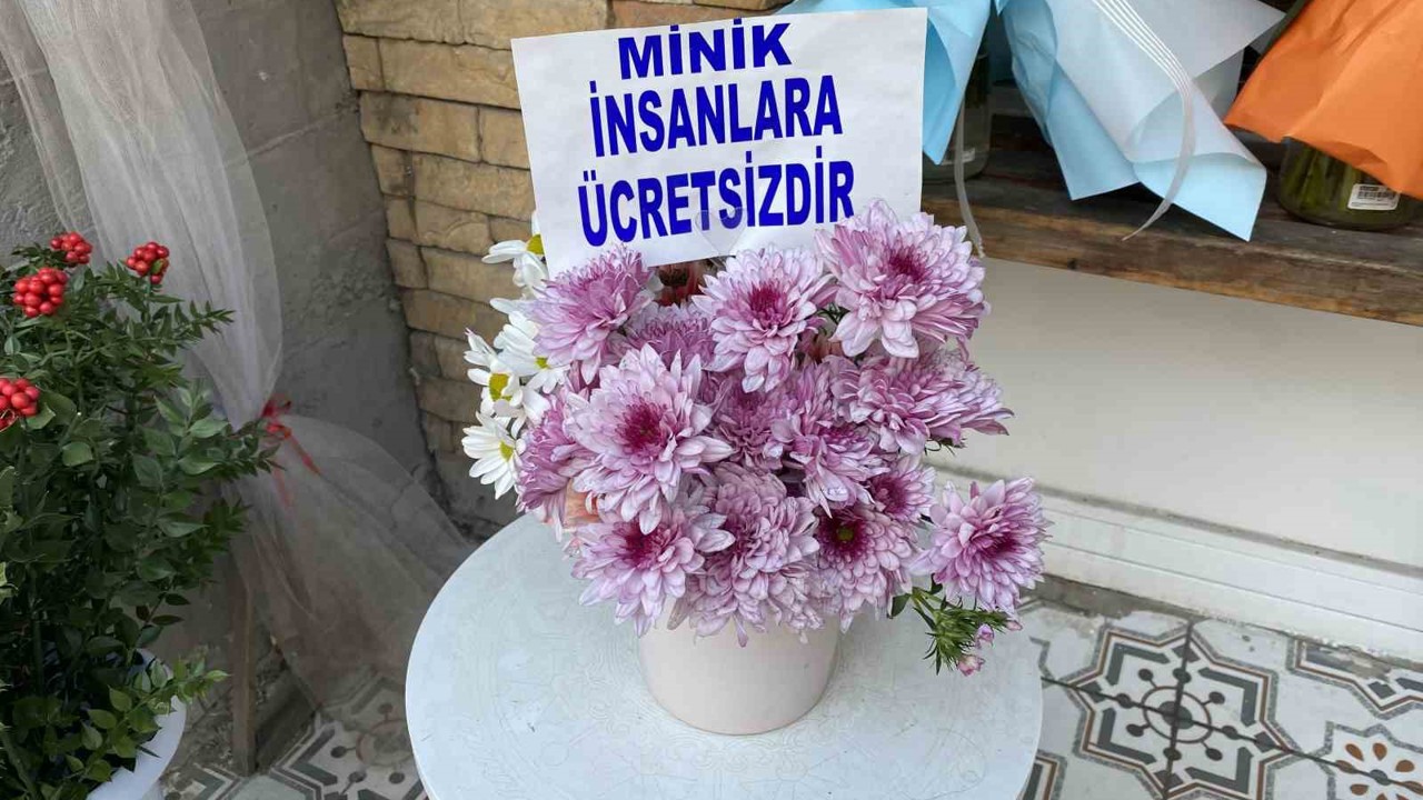 Bir saksıya ayırdığı çiçekleri küçük çocuklar için ücretsiz yaptı
