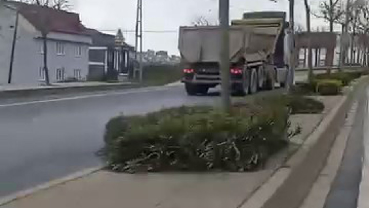 Arnavutköy’de hafriyat kamyonu ters yöne girerek süratle ilerledi
