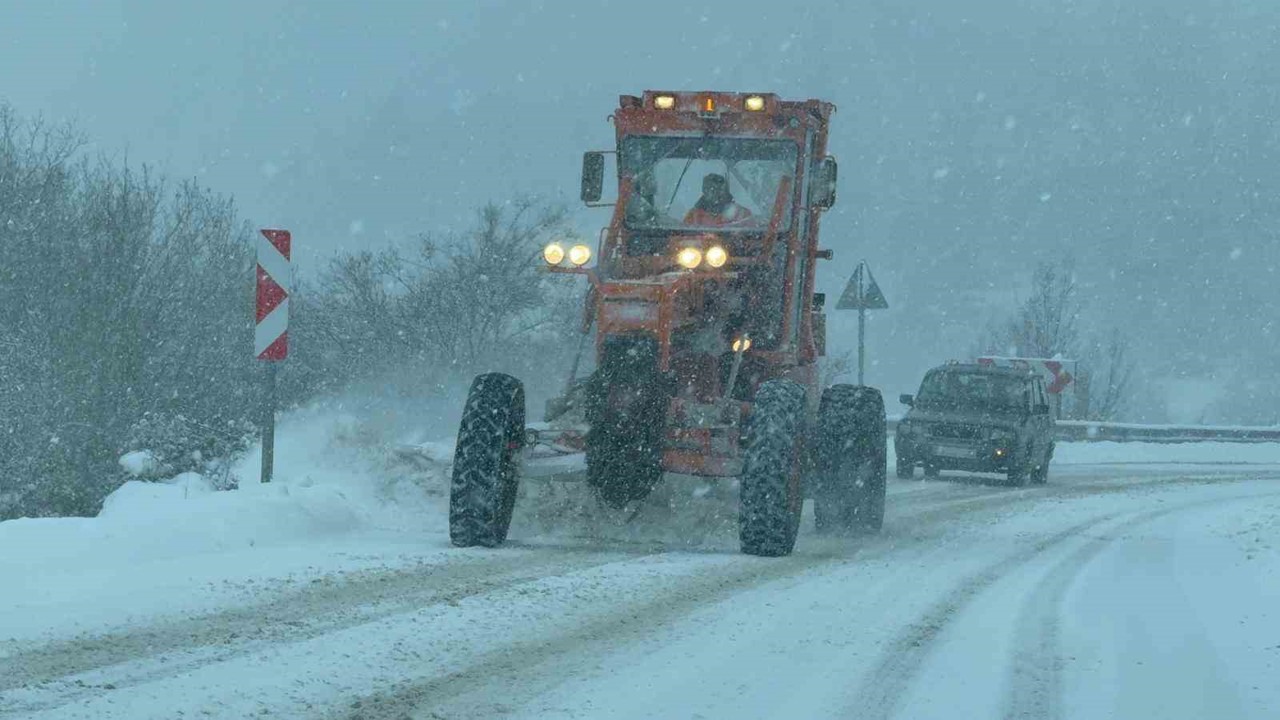 Karabük-Bartın kara yolunda kar nedeniyle tırların geçişine izin verilmiyor
