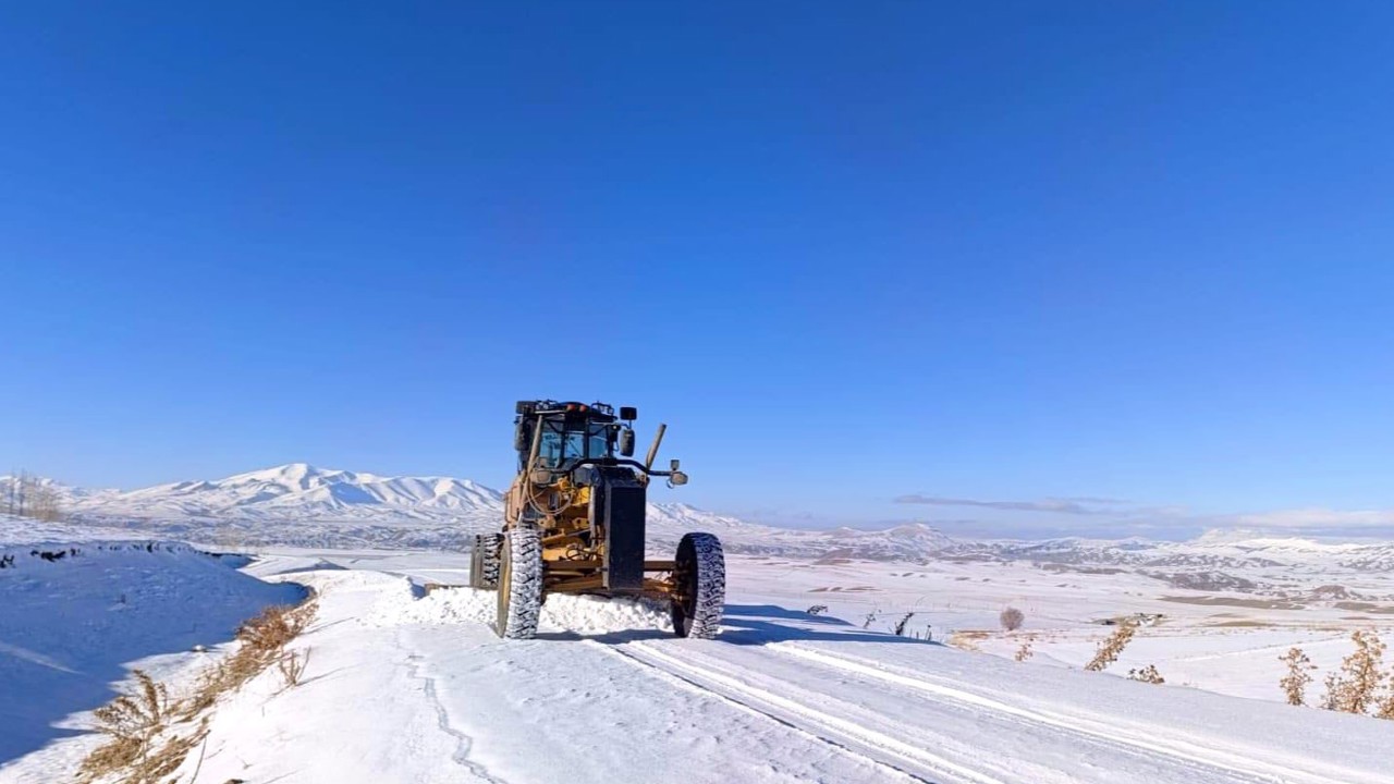 Van-Bahçesaray yolu ulaşıma kapatıldı
